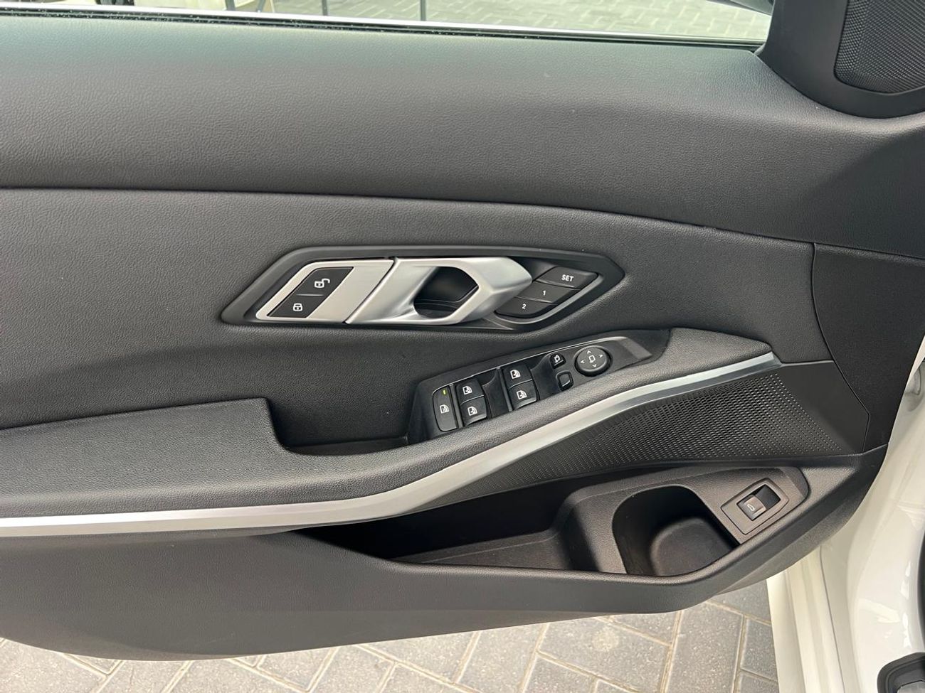 بي أم دبليو 330i Std 2.0L