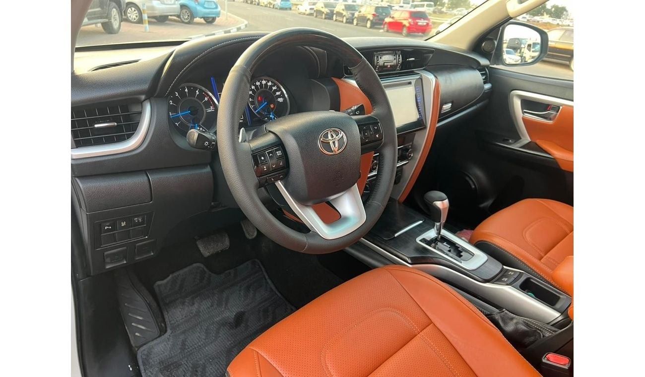 Toyota Fortuner 2017 TOYOTA FORTUNER GXR V6 4X4  FULL OPTION - PUSH START - LEATHER SEATS - REAR CAM - STEERING GEAR