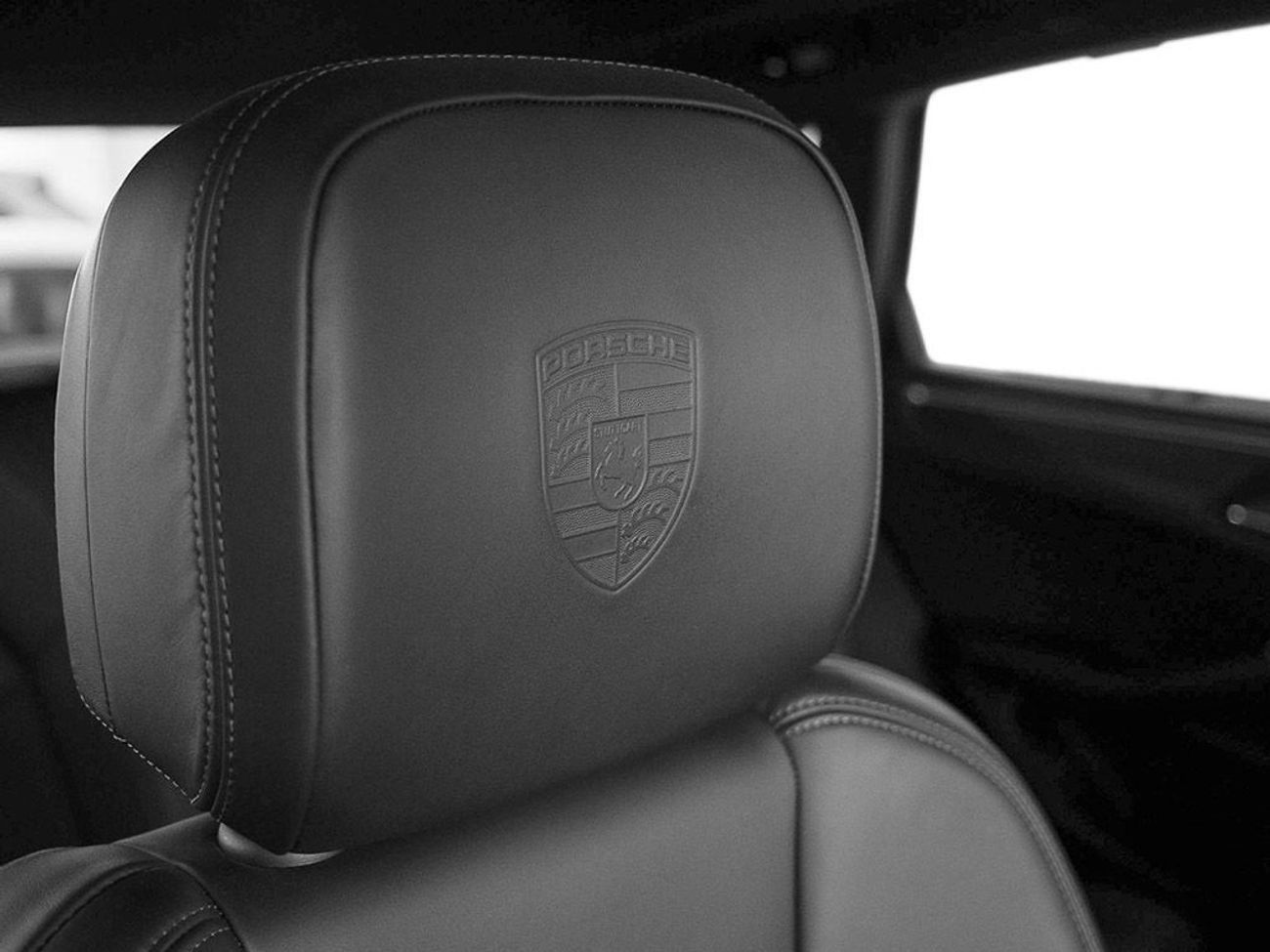 Porsche Macan Std 2.0L (260 HP) Std 2.0L (261 HP)