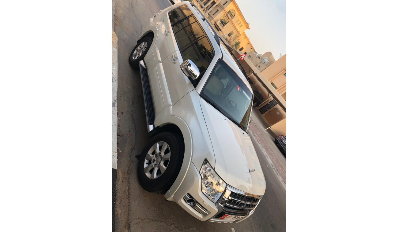 ميتسوبيشي باجيرو White, Full Option, less than 2 years, low mileage