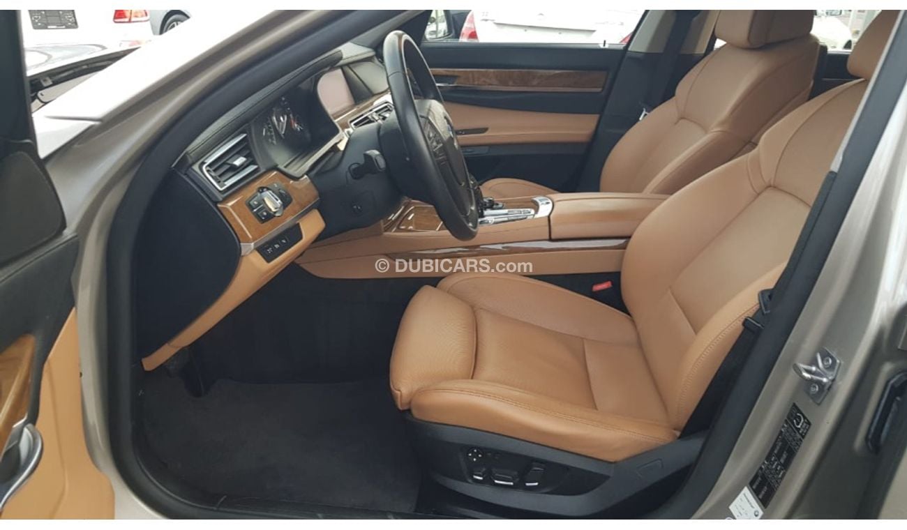 بي أم دبليو 750Li موديل 2010 واد اليابان حاله ممتازه جدا من الداخل والخارج فل مواصفات كراسي جلد ومثبت سرعه وتحكم كهربي