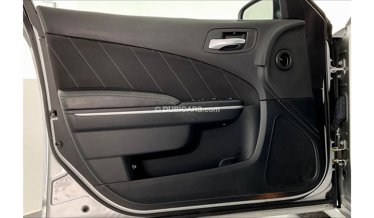 Dodge Charger SXT / SE