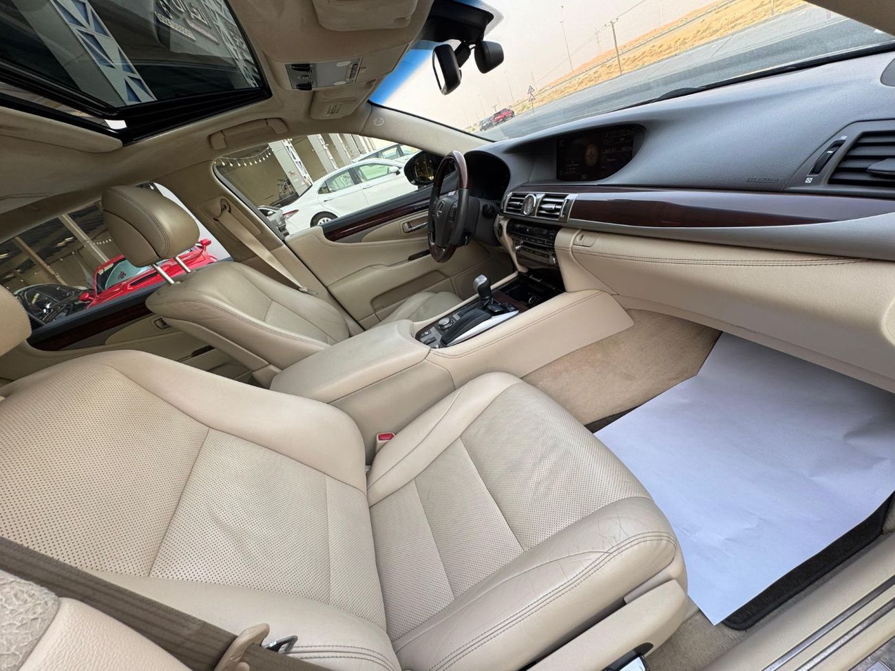 لكزس LS 460 كبيرة / محرك V8 سعة 4.6 لتر / مصابيح زينون ثلاثية / مقاعد تبريد وتدفئة / أبواب ناعمة الإغلاق / بحالة