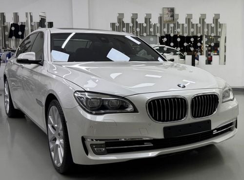 BMW 750Li Luxury 4.4L (443 HP)