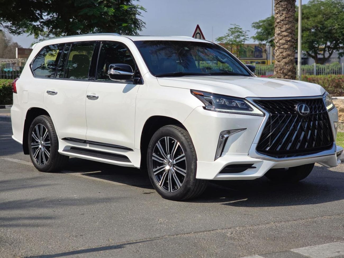 Lexus LX 570 Signature 5.7L 2020 GCC AL FUTTAIM LEXUS IN MINT CONDITION