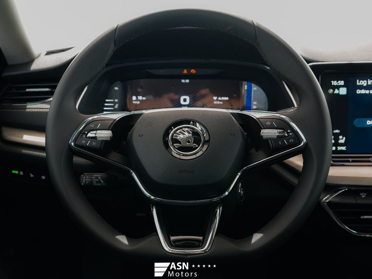 سكودا أوكتافيا PRO TSI280 Luxury Edition 2025 (Export Price)