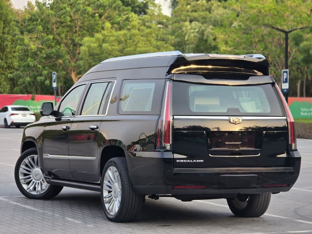 Cadillac Escalade PLATINUM 2018 VIP Edition GCC Specs | 2Keys | VIP seats | TV | Perfect condition