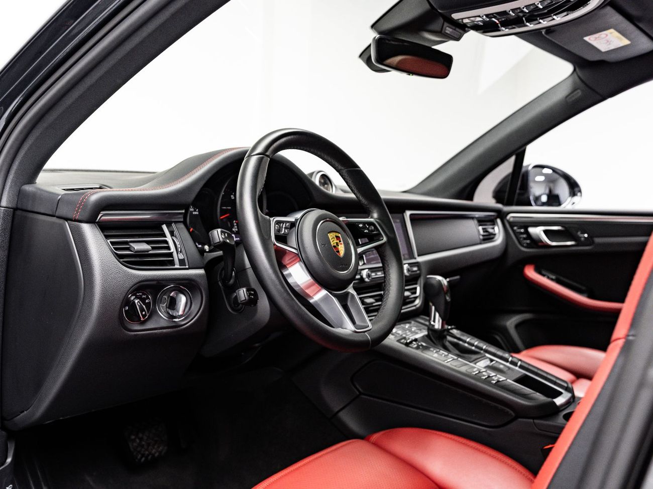 Porsche Macan Std 2.0L (252 HP) 2021 Porsche Macan, 1 Year Blackline Warranty, Full Service History, Low KMs, GCC