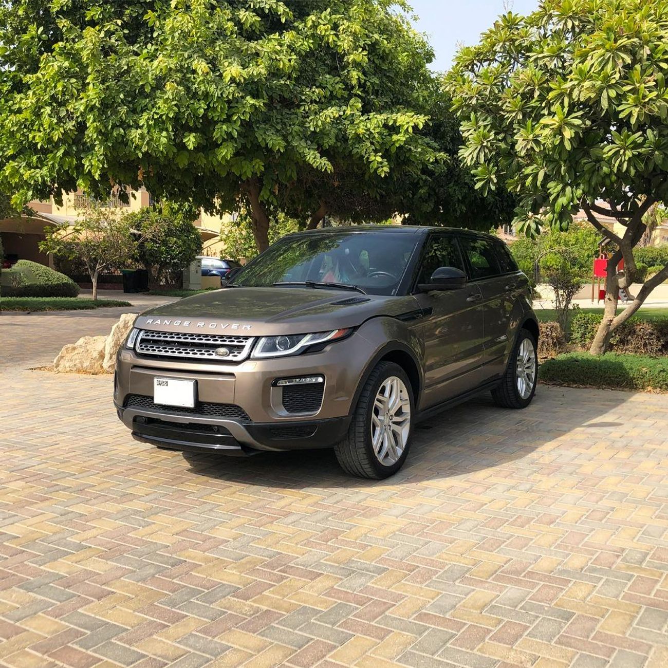 لاند روفر رانج روفر إيفوك P200 R-Dynamic HSE 2.0L/ Excellent condition