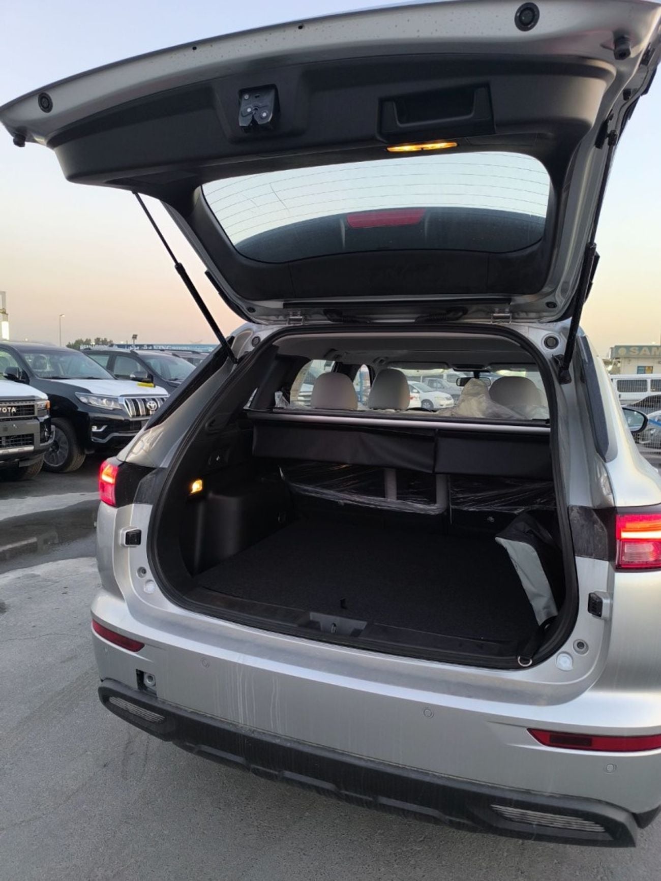 Mitsubishi Outlander GLX MIDLINE OUTLANDER 5P-M-LINE 2.5L SUV FWD 5Doors