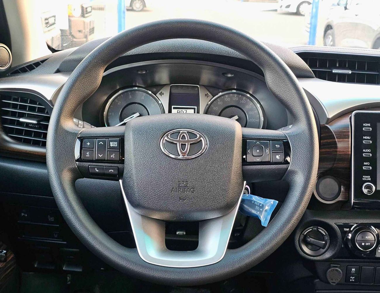 Toyota Hilux SR5 FULL OPTION / A/T / 2.4L V4 DIESEL / DVD + CAMERA / WOOD TRIM (CODE # HDAF)