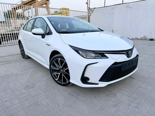 تويوتا كورولا إكس إل آي إتش إي في سيارة هجينة موديل 2026، إطارات جديدة وجنوط أصلية من تويوتا، مفتاحان، لون أبيض، كاميرا خلفية، جاهزة ل