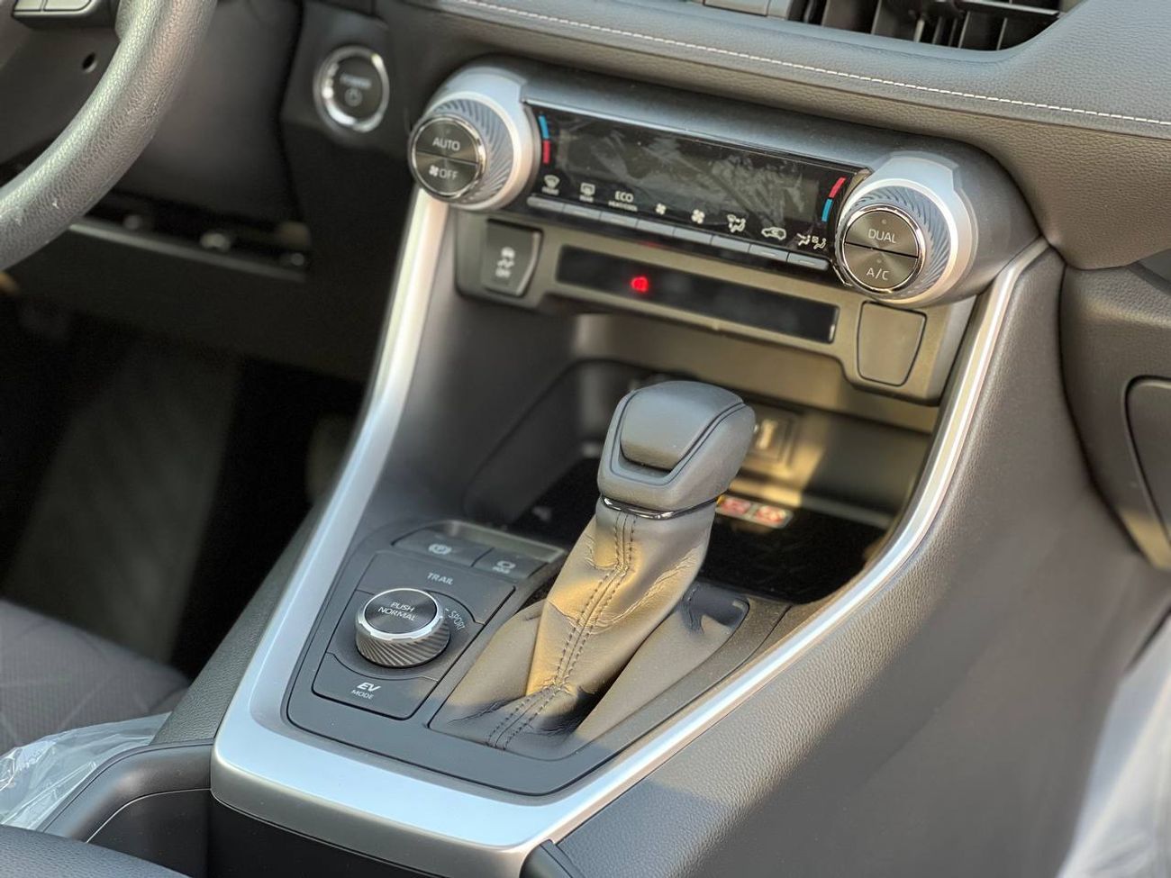 Toyota RAV4 2.5L HYBRID A/T // 2025 // MID OPTION WITH SUNROOF , NAVIGATION // SPECIAL OFFER // BY FORMULA AUTO