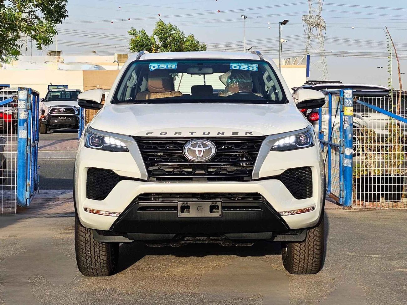 تويوتا فورتونر SR5 / 2.7L V4 PETROL / ALLOY RIMS / AUTO FOLDING SIDE MIRROR / 4WD /  (CODE # FP27F)