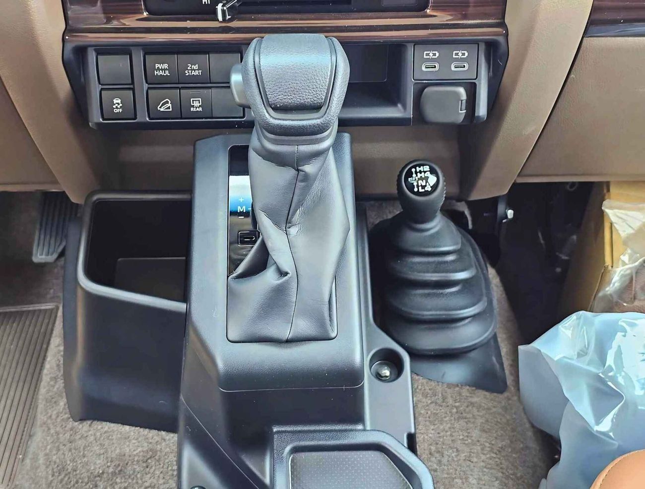 تويوتا لاند كروزر 70 4.0L PETROL / AT / DIFF LOCK/ WINCH SNORKEL / FULL OPTION (CODE # 68081)