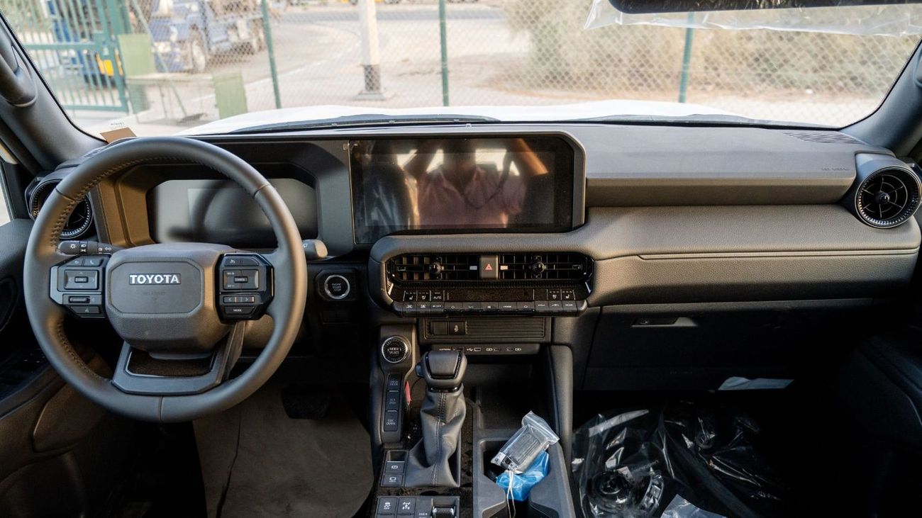 تويوتا برادو 2.8T DSL All Rounder . Four Wheel Drive , 7 Seats . 5 Door . Automatic