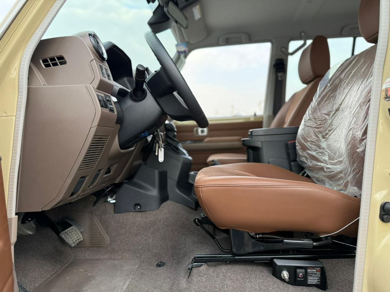 Toyota Land Cruiser 70 LX 2.8L FULL SAUDI WITH COOLING BOX AND COMPRESSOR