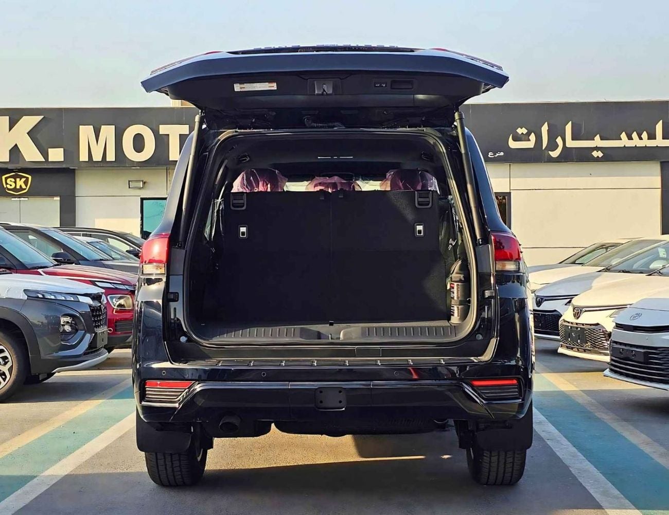 تويوتا لاند كروزر GXR || 3.5L PETROL V6 / SMALL DVD / BIG BUMPER / 2 PWR SEAT + LEATHER / SUNROOF / CHROME CLADDING /