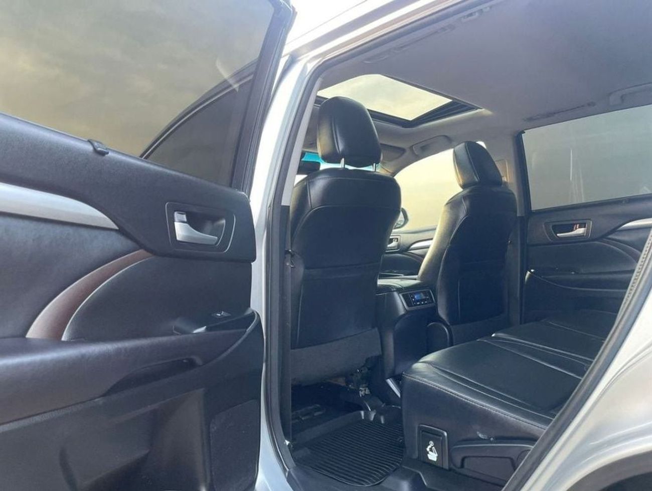 تويوتا هايلاندر 2018 Toyota Highlander XLE 3.5L V6 Full Option Sunroof 7 Leather Seats - Radar & BSM Auto Trunk -