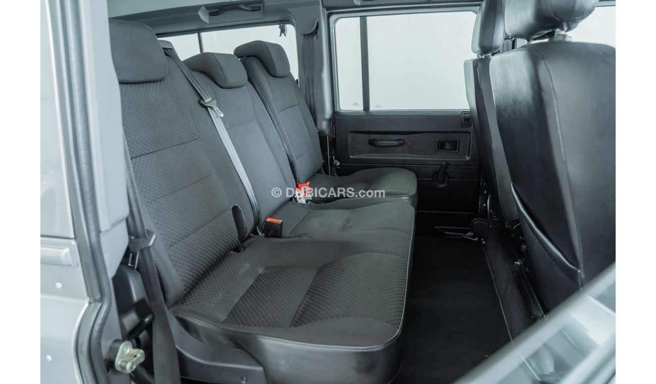 Land Rover Defender 2013 Land Rover Defender TD4 2.4L / Comfort Pack & Exterior Pack / Full-Service History