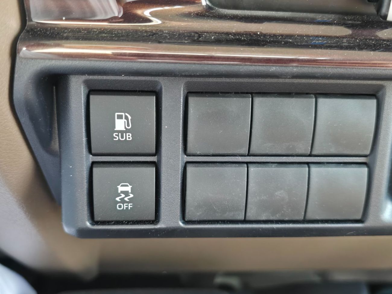 تويوتا لاند كروزر بيك آب MANUAL TRANSMISSION 4.0 PETROL DUAL FUEL TANKS 4.0 PETROL QUANTITIES AVAILABLE