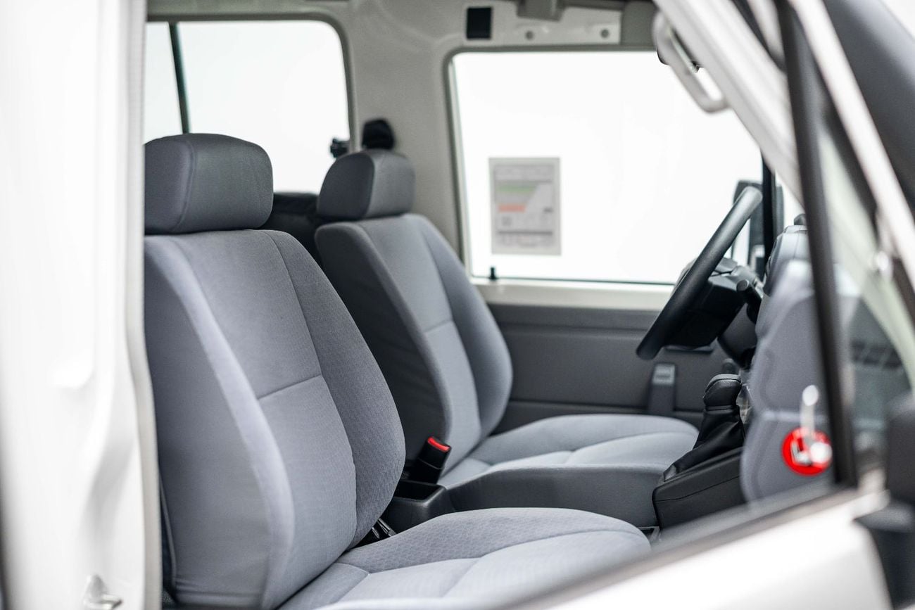 تويوتا لاند كروزر 70 LC 78 HARDTOP 4.0L AT - White Inside Bluish Grey | Export Only