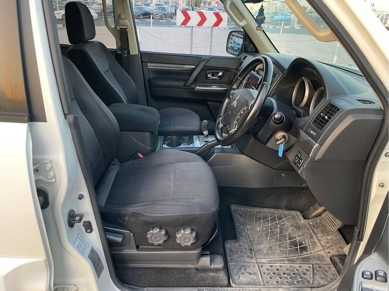 ميتسوبيشي باجيرو Diesel 3.2 Liter Right Hand Drive Automatic 7 Seater Leather sea