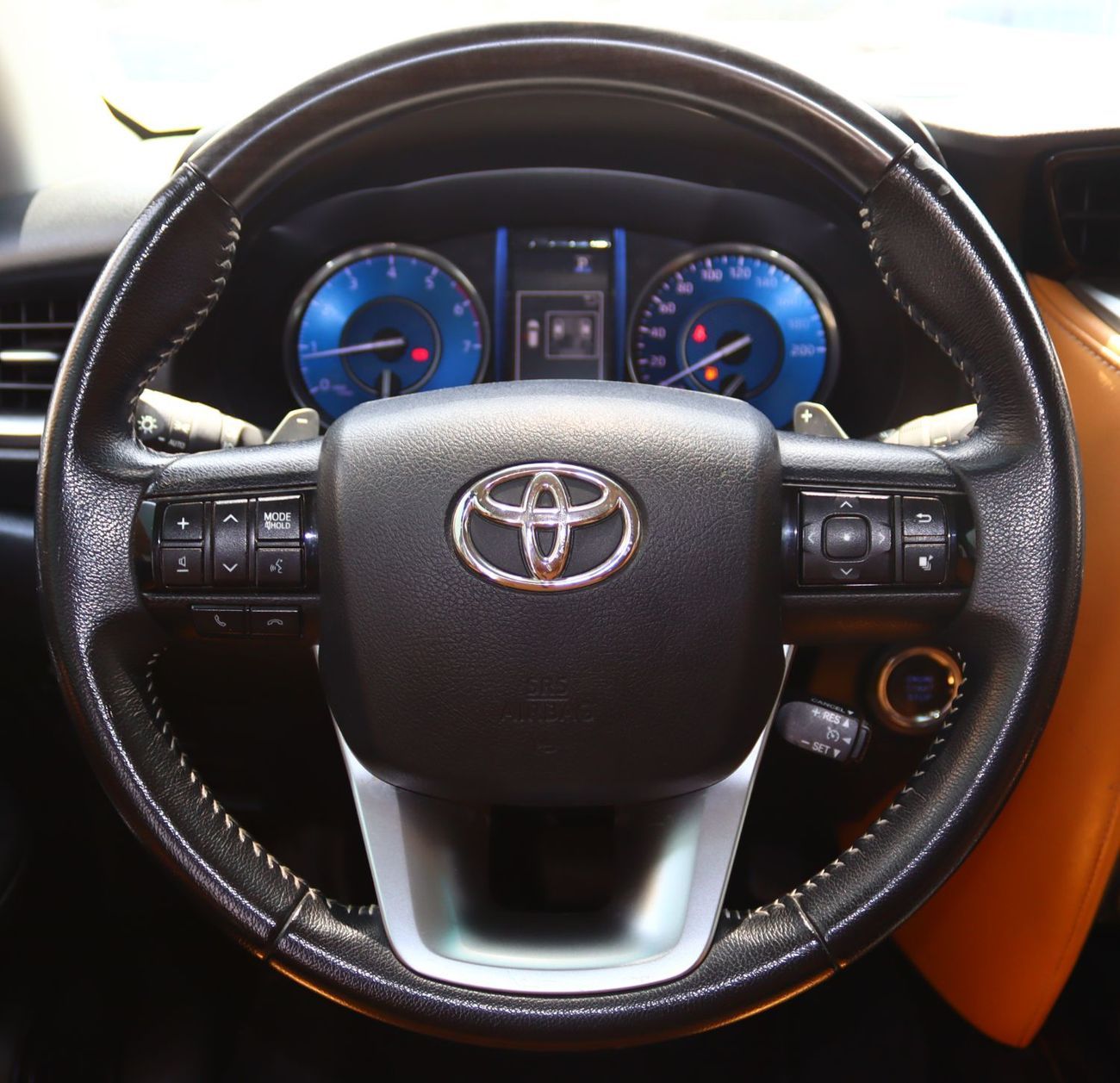 تويوتا فورتونر تيوتا فوتشنر موديل 2022خليجى بمحرك 4000  سى سى و6سلندر وممشى  KM 75000 بسعر 105000درهم