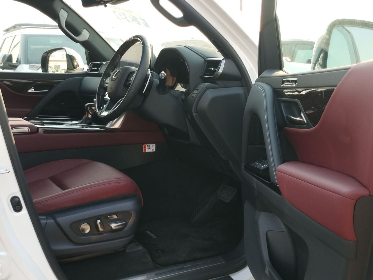 لكزس LX 600 SIGNATURE Lexus Lx600 RHD white colour exterior and red interior petrol engine 2025 brand new