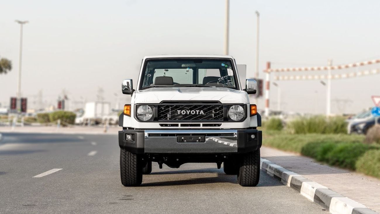 تويوتا لاند كروزر 70 LC76 HT VXR 2025 Toyota Land Cruiser LC71 4.0L AT Petrol (White-Beige) Mid Option
