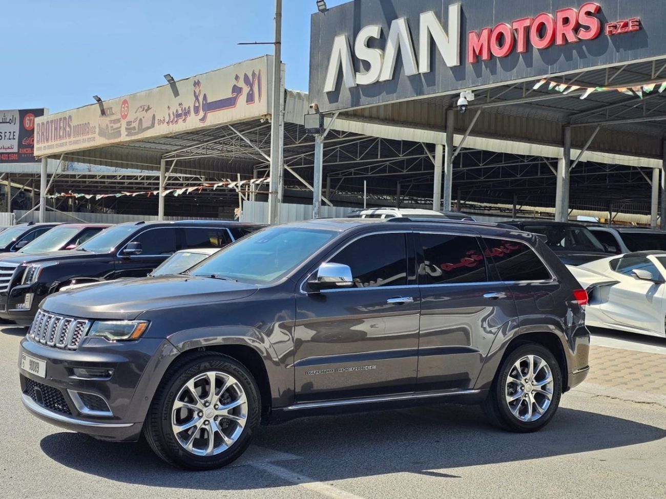 Jeep Cherokee Jeep Cherokee Summit 2019   5.7L  8 cylinder