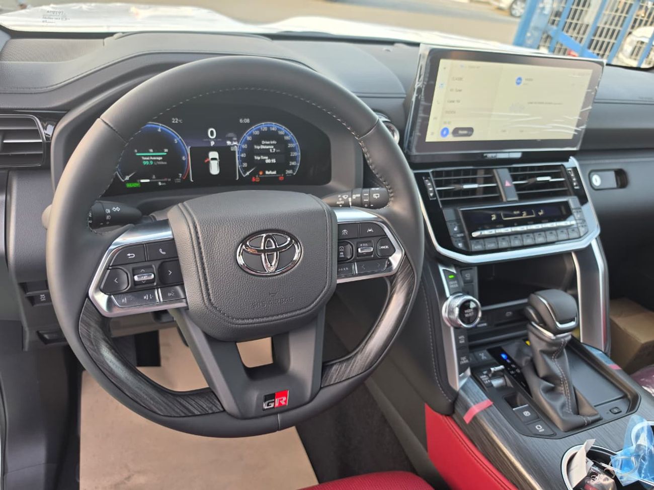 تويوتا لاند كروزر GR SPORT Toyota Land Cruiser LC300 GR Hybrid 2026 – فل أوبشن | أبيض خارجي | داخلية أحمر وأسود