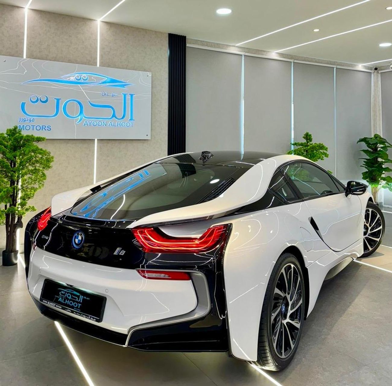 بي أم دبليو i8 ELITE BMW I8 || GCC II FULLY LOADED || ACCIDENT FREE || VERY LOW MILEAGE || F.S.H BMW