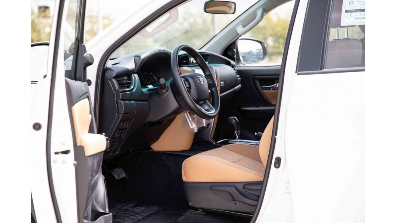 تويوتا فورتونر تويوتا فورتشنر 2024 4X4 2.4 Low - ابيض بلاتيني لؤلؤي من الداخل شامواه