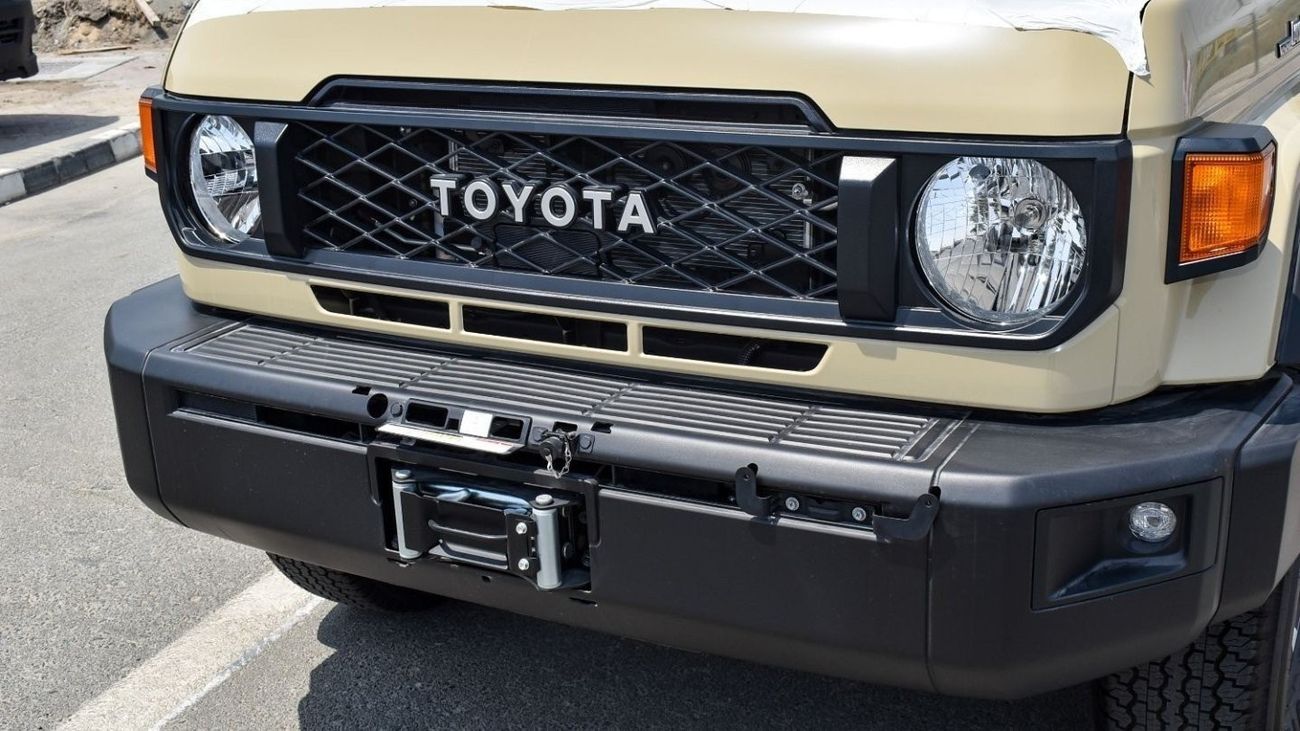 تويوتا لاند كروزر بيك آب Land cruiser 79 - 4.0l - Petrol D/C - A/T - Winch - Power Window - Coolbox