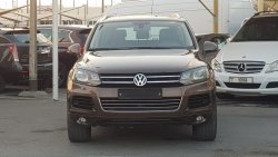 Volkswagen Touareg Volex wagan Touarag model 2011 GCC car full option panoramic roof leather seats back camera full ele