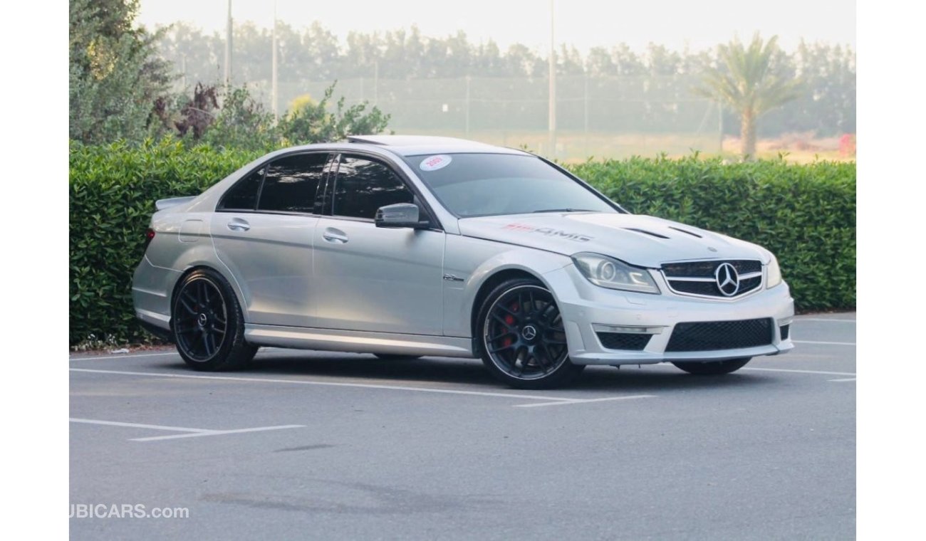 مرسيدس بنز C 63 AMG موديل 2009 خليجي 8 سلندر خليجي فل اوبشن فتحة فل كاربون فايبر ناقل حركة اوتوماتيك عداد الكيلو 200000k