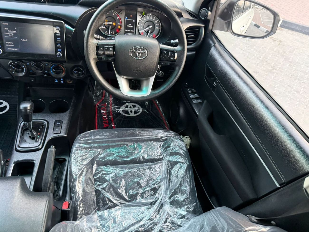 Toyota Hilux Toyota Hilux 2024 Model Engine 2.8 Diesel colour white Transmission Automatic Interior.Black 4x4 4DO