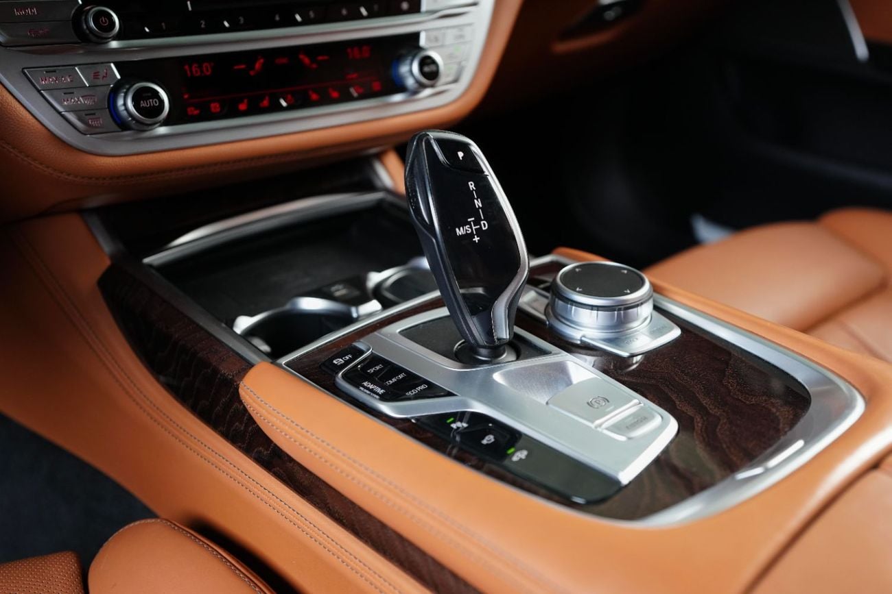 BMW 730Li M SPORT Rear Seat Entertainment-INDIVIDUAL Premium Leather Interior-High Specification