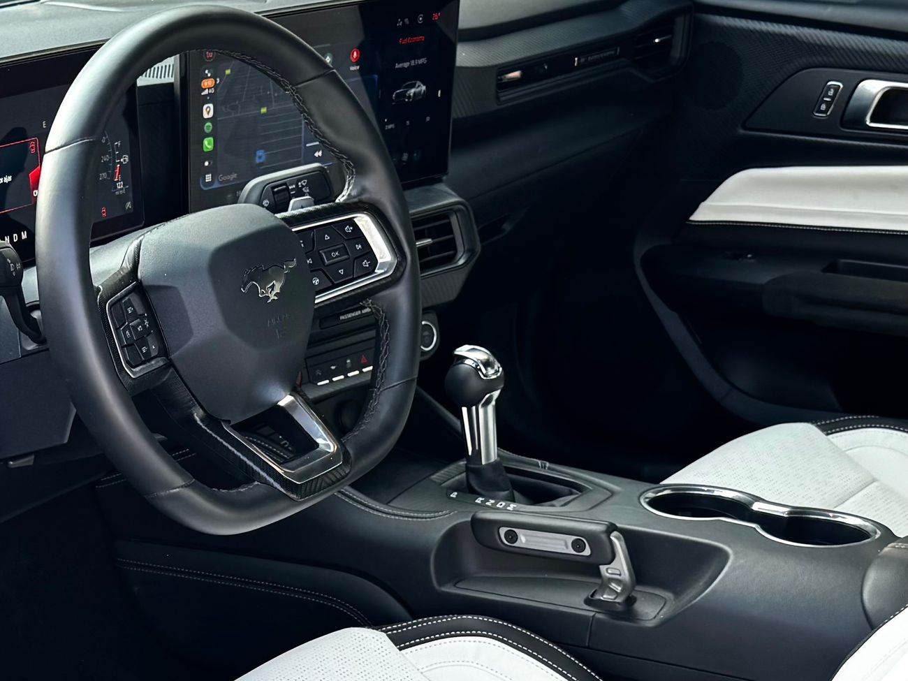 فورد موستانج Performance Package with upgraded brakes, sport suspension and cold air intake