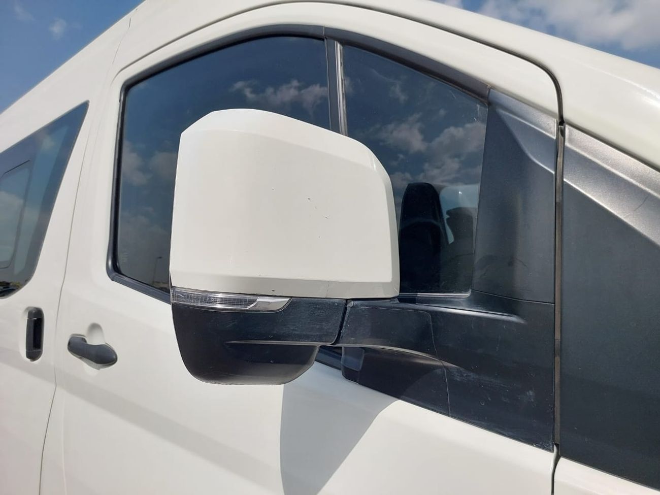 Toyota Hiace TOYOTA HIACE COMMUTER VAN RHD 2019 MODEL 2.8L DIESEL AUTOMATIC(PM01596)