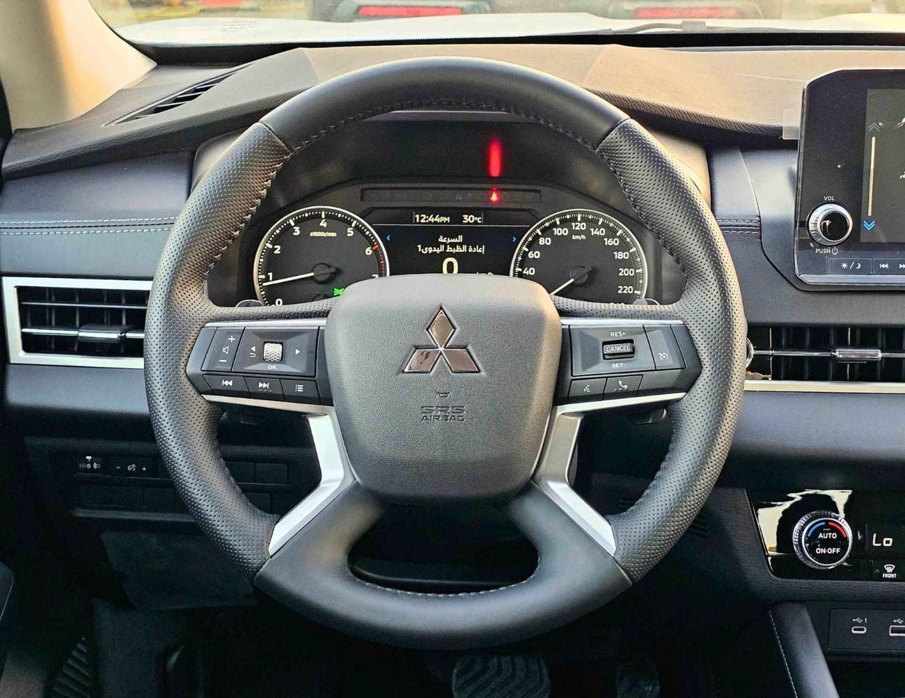 ميتسوبيشي آوتلاندر 2.5L PETROL / LIMOUSINE LEATHER / FR&RR PARKING SENSOR / DVD+CAMERA  (CODE # F03)