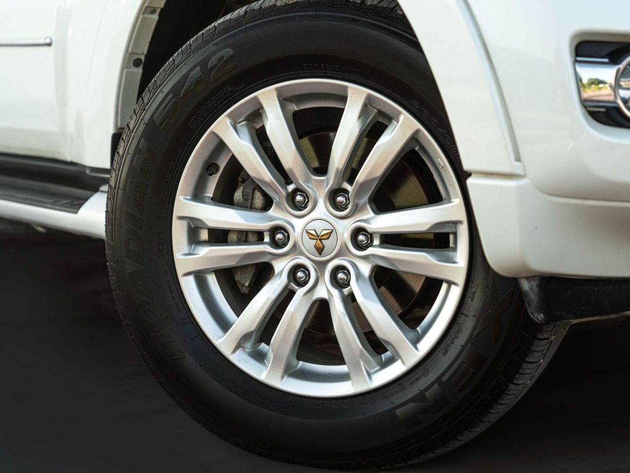 ميتسوبيشي باجيرو AED 1,415 PM • 3.8L PAJERO GLS TOP • ONLY 60,000 KMS • GOLD EMBLEM PACKAGE WITH RHINO ROOF-RACK