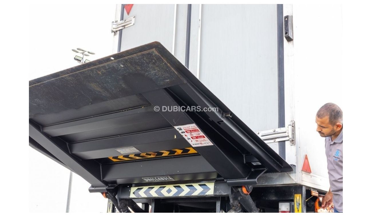 ميتسوبيشي فوسو كانتير 2017 Dual Cabin with Carrier Chiller - Tail lift DSL M/T - Low Mileage - GCC Specs