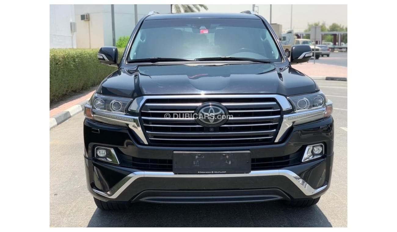 Toyota Land Cruiser VXR 5.7 L "Black Edition" 2018 / GCC Spec