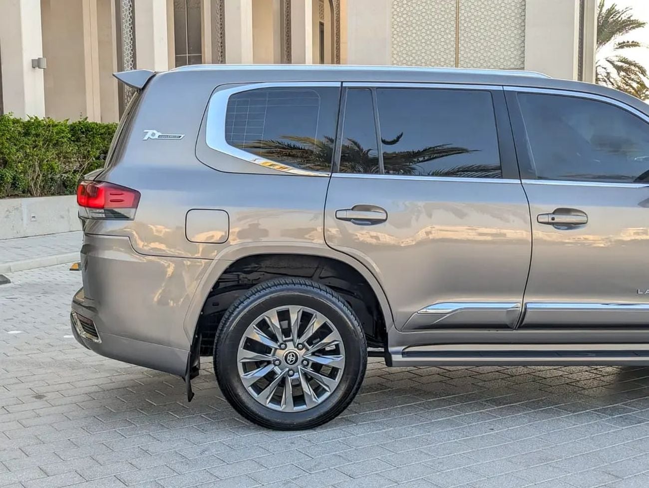 Toyota Land Cruiser GXR FACELIFTED WITH INTERIOR AND EXTERIOR GCC V6 4.0L