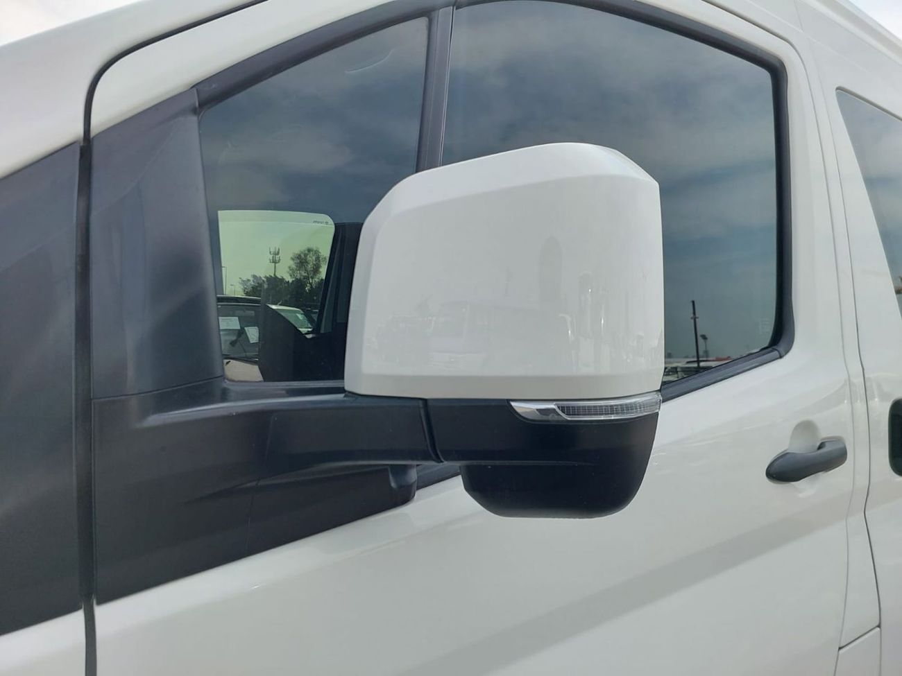 Toyota Hiace (RAMADAN OFFER) TOYOTA HIACE COMMUTER VAN RHD 2020 MODEL 2.8 L DIESEL AUTOMATIC(PM04978)