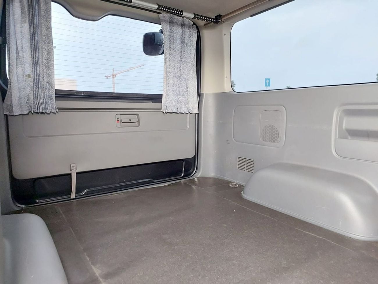 Toyota Hiace TOYOTA HIACE VAN RHD 2005 MODEL 2.0 L PETROL AUTOMATIC(PM16078)