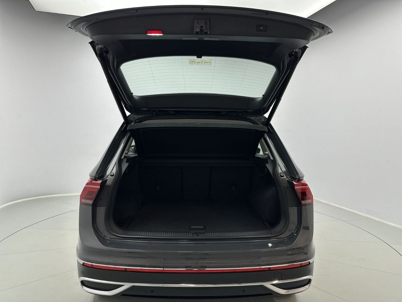 فولكس واجن تيجوان ELEGANCE 2.0L | Panoramic Sunroof with Leather Seats | VW Certified | GCC Specs | Showroom Co