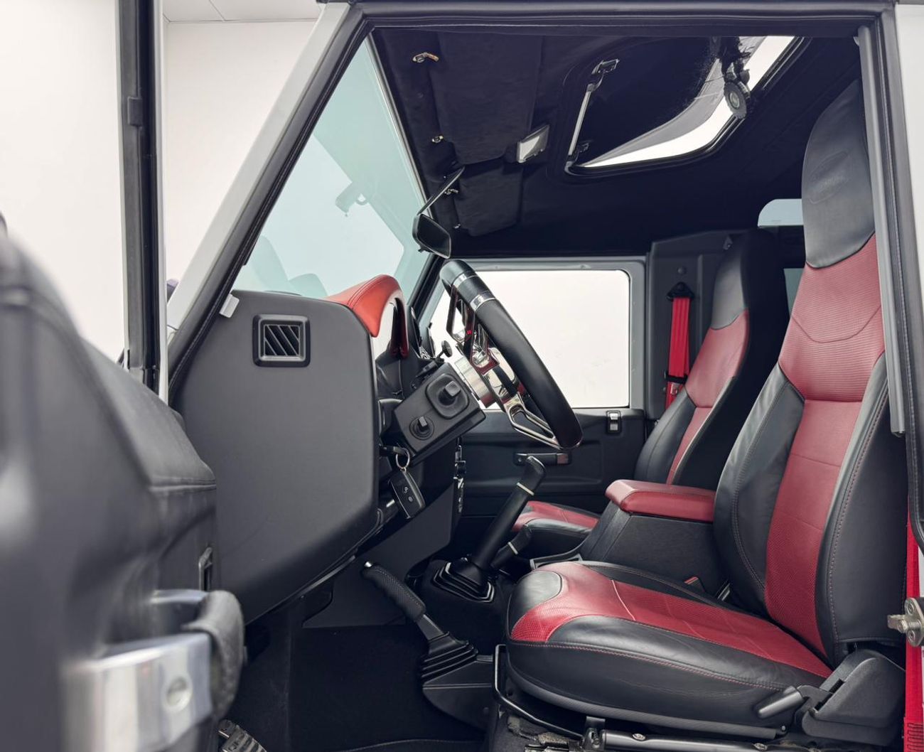 لاند روفر ديفندر 2016 Land Rover Defender 90, Full Land Rover Service History, Excellent Condition, Manual, GCC